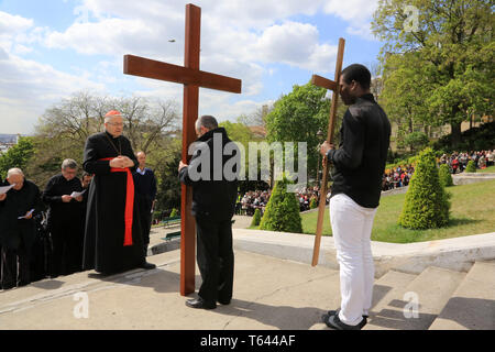 Monsignor André Vingt-Trois. Le stazioni della croce. Buon Venerdì. Basilica del Sacro Cuore. Parigi. Foto Stock