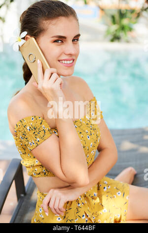 Bella Donna che parla al telefono Foto Stock