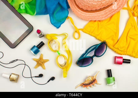 Estate donna accessori sulla spiaggia per la vostra vacanza al mare su sfondo bianco. Vista dall'alto. Lay piatto. Foto Stock