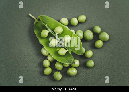 Aprire il segnale di PEA POD con fagiolini e. Su sfondo scuro Foto Stock