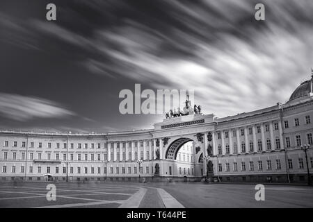 La piazza del palazzo e general staff building a San Pietroburgo, Russia. In bianco e nero lunga esposizione daylight fotografia ir Foto Stock