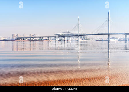 Idilliaco paesaggio marino a San Pietroburgo, Russia. Autostrada sopraelevata road, bridge, distante Stadium e le loro riflessioni in acqua calma Foto Stock