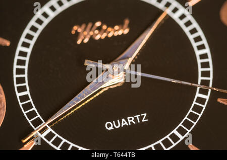Il logo di quarzo di un orologio o clock faccia usando un meccanismo al quarzo che mostra ora, minuto e secondo le mani. Foto Stock