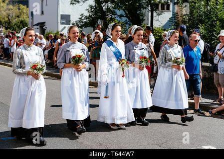 Pont-Aven, Francia - 5 Agosto 2018: Festival dei Fiori di ginestre, una tradizionale sfilata con cerchi celtica e bagadou, spettacoli di danza e di musica da Foto Stock