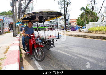 Phuket, Thailandia, febbraio 20, 2018: i venditori ambulanti del ciclomotore esotici cibo. Foto Stock