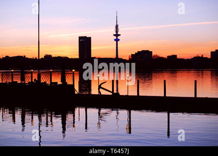 Lo skyline di Amburgo con radio torre di telecomunicazione Heinrich Herz Turm, Germania Foto Stock