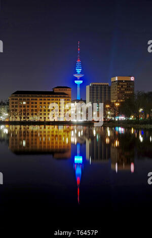 Lo skyline di Amburgo con radio torre di telecomunicazione Heinrich Herz Turm, Germania Foto Stock