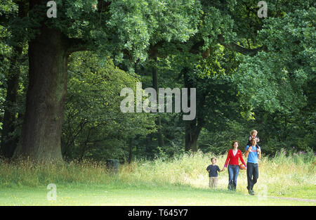 La famiglia nel Parco / Familienausflug in den Park Foto Stock