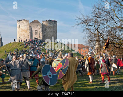 Persone vestite come Vichinghi e Guerrieri anglosassoni in combattimento al Viking Festival York North Yorkshire Inghilterra Regno Unito GB Gran Bretagna Foto Stock