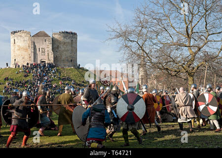 Persone vestite come Vichinghi e Guerrieri anglosassoni in combattimento al Viking Festival York North Yorkshire Inghilterra Regno Unito Foto Stock