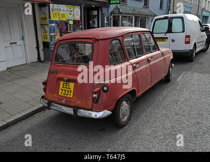Un travagliato e trasandato 1978 Renault 4TL classic car con peeling paint Foto Stock