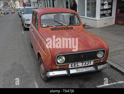 Un travagliato e trasandato 1978 Renault 4TL classic car con peeling paint Foto Stock
