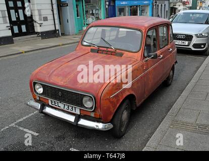 Un travagliato e trasandato 1978 Renault 4TL classic car con peeling paint Foto Stock