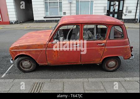 Un travagliato e trasandato 1978 Renault 4TL classic car con peeling paint Foto Stock