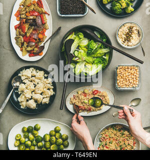 Sani piatti Vegan e donna mani tenendo il cous cous, raccolto squqre Foto Stock