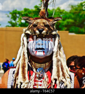 Albuquerque, Stati Uniti d'America. 28 apr, 2019. Un partecipante è visto al raduno annuale delle Nazioni Powwow e Miss Mondo indiano Pageant in Albuquerque, New Mexico, negli Stati Uniti il 27 aprile 2019. Il powwow o Pow Wow, è una riunione sociale detenute da molti diversi Native American europee. La trentaseiesima edizione raccogliendo delle Nazioni Powwow e Miss Mondo indiano Pageant è stato tenuto dal 25 al 27 aprile a cui hanno partecipato 750 tribù indigene provenienti dal Canada, negli Stati Uniti e in tutto il mondo con oltre 3 mila ballerini e cantanti. Credito: Richard Lakin/Xinhua/Alamy Live News Foto Stock