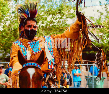 Albuquerque, Stati Uniti d'America. 28 apr, 2019. Un partecipante è visto al raduno annuale delle Nazioni Powwow e Miss Mondo indiano Pageant in Albuquerque, New Mexico, negli Stati Uniti il 27 aprile 2019. Il powwow o Pow Wow, è una riunione sociale detenute da molti diversi Native American europee. La trentaseiesima edizione raccogliendo delle Nazioni Powwow e Miss Mondo indiano Pageant è stato tenuto dal 25 al 27 aprile a cui hanno partecipato 750 tribù indigene provenienti dal Canada, negli Stati Uniti e in tutto il mondo con oltre 3 mila ballerini e cantanti. Credito: Richard Lakin/Xinhua/Alamy Live News Foto Stock