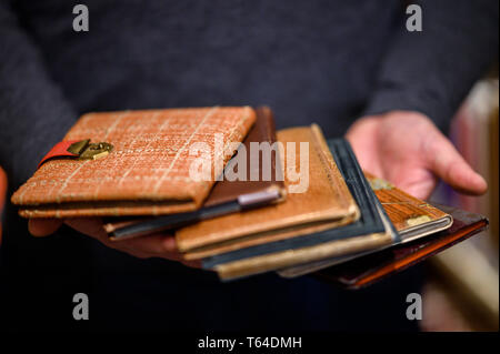 Oldenburg (Germania). Xi Apr, 2019. Stefan Walter, assegnista di ricerca presso l'Istituto di pedagogia presso il Carl von Ossietzky University Oldenburg, contiene alcuni album di poesia nelle sue mani. Walter ha studiato e scritto la sua dissertazione sulla poesia album. Credito: Mohssen Assanimoghaddam/dpa/Alamy Live News Foto Stock