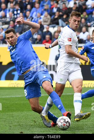 Hoffenheim, Germania. 28 apr, 2019. Adam Szalai (L) del vies Hoffenheim con Robin Knoche di Wolfsburg durante la Bundesliga match tra VfL Wolfsburg e TSG 1899 Hoffenheim in Hoffenheim, Germania, 28 aprile 2019. Wolfsburg ha vinto 4-1. Credito: Ulrich Hufnagel/Xinhua/Alamy Live News Foto Stock