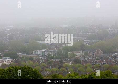 Alexandra Palace, a nord di Londra, Regno Unito. 29 apr, 2019. Vista di Londra nord coperti di fitta nebbia da Alexandra Palace. Credito: Dinendra Haria/Alamy Live News Foto Stock