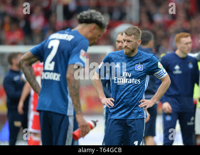 Da sinistra a destra: Leo LACROIX (HH), Aaron HUNT (HH), frustrato, frustrato deluso, deluso, sconsolato, sconfitta, calcio seconda Bundesliga, trentunesima Giornata Europea Berlino (unione) - HSV Amburgo Amburgo Amburgo (HH) 2: 0, il 28 aprile 1919 a Berlino e in Germania. € | Utilizzo di tutto il mondo Foto Stock