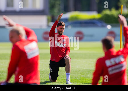 Colonia, Germania. 29 apr, 2019. Jonas Hector, capitano di calcio di seconda divisione team 1. FC Colonia, prende parte alla formazione a Geißbockheim. Credito: Rolf Vennenbernd/dpa/Alamy Live News Foto Stock