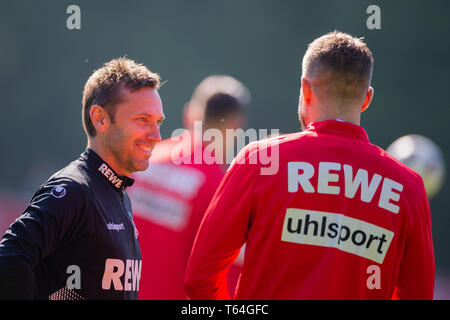 Colonia, Germania. 29 apr, 2019. Andre Pawlak, nuovo allenatore di calcio di seconda divisione team 1. FC Colonia è la formazione presso il Geißbockheim sul campo insieme con Simon Terodde. Credito: Rolf Vennenbernd/dpa/Alamy Live News Foto Stock