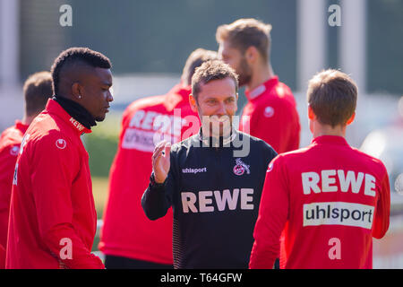 Colonia, Germania. 29 apr, 2019. Andre Pawlak, nuovo allenatore di calcio di seconda divisione team 1. FC Köln, è giocare con Vincent Koziello durante la formazione a Geißbockheim. Sinistra Jhon Cordoba. Credito: Rolf Vennenbernd/dpa/Alamy Live News Foto Stock