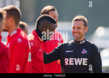 Colonia, Germania. 29 apr, 2019. Andre Pawlak (r), il nuovo allenatore di calcio di seconda divisione team 1. FC Köln, parla di Jhon Cordoba durante la formazione a Geißbockheim. Credito: Rolf Vennenbernd/dpa - NOTA IMPORTANTE: In conformità con i requisiti del DFL Deutsche Fußball Liga o la DFB Deutscher Fußball-Bund, è vietato utilizzare o hanno utilizzato fotografie scattate allo stadio e/o la partita in forma di sequenza di immagini e/o video-come sequenze di foto./dpa/Alamy Live News Foto Stock