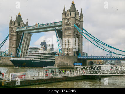 Londra, Regno Unito. 29 apr, 2019. Incrociatore francese Le champlain lasciare Londra, incrocio sotto il Tower Bridge oggi @Paolo Quezada-Neiman Credito: Paolo Quezada-Neiman/Alamy Live News Foto Stock
