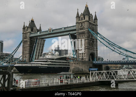 Londra, Regno Unito. 29 apr, 2019. Incrociatore francese Le champlain lasciare Londra, incrocio sotto il Tower Bridge oggi @Paolo Quezada-Neiman Credito: Paolo Quezada-Neiman/Alamy Live News Foto Stock