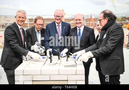 Francoforte, Germania. 29 apr, 2019. 29 aprile 2019, Assia, Frankfurt/Main: Stefan Schulte (l-r), Presidente del Comitato Esecutivo di Fraport AG, Karlheinz Weimar, Presidente del Consiglio di Sorveglianza di Fraport AG, Thomas Schäfer (CDU), il ministro delle Finanze di Hesse, Uwe Becker (CDU), Sindaco della Città di Francoforte, Matias Wenzel, Costruzione Site Manager e Christoph Mäckler, architetto, gettare le fondamenta per il Terminal 3 dell'aeroporto di Francoforte. Il primo molo del nuovo terminale, un puro a basso costo aeroporto-pier, sta per essere messo in funzione come presto come 2021. Foto: Andreas Arnold/dpa Credito: dpa Foto Stock