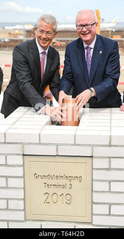 Francoforte, Germania. 29 apr, 2019. 29 aprile 2019, Assia, Frankfurt/Main: Stefan Schulte (l), Presidente del Comitato Esecutivo di Fraport AG e Thomas Schäfer (CDU), il ministro delle Finanze di Hesse, gettare le fondamenta per il Terminal 3 dell'aeroporto di Francoforte. Il primo molo del nuovo terminale, un puro a basso costo aeroporto-pier, sta per essere messo in funzione come presto come 2021. Foto: Andreas Arnold/dpa Credito: dpa picture alliance/Alamy Live News Foto Stock