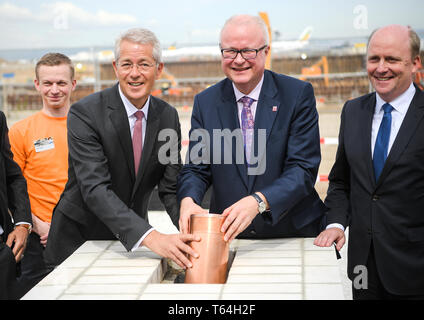 Francoforte, Germania. 29 apr, 2019. 29 aprile 2019, Assia, Frankfurt/Main: Timo Ziegler (l-r) dalla società di costruzioni, Stefan Schulte, Presidente del Comitato Esecutivo di Fraport AG, Thomas Schäfer (CDU), il ministro delle Finanze di Hesse e Uwe Becker (CDU), Sindaco della Città di Francoforte, gettare le fondamenta per il Terminal 3 dell'aeroporto di Francoforte. Il primo molo del nuovo terminale, un puro a basso costo aeroporto-pier, sta per essere messo in funzione come presto come 2021. Foto: Andreas Arnold/dpa Credito: dpa picture alliance/Alamy Live News Foto Stock