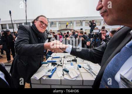 Francoforte, Germania. 29 apr, 2019. 29 aprile 2019, Assia, Frankfurt/Main: Christoph Mäckler (l), architetto, agitare le mani con Karlheinz Weimar, Presidente del Consiglio di Sorveglianza di Fraport AG dopo la cerimonia. La pietra di fondazione per il Terminal 3 dell'aeroporto di Francoforte è stata prevista. Il primo molo del nuovo terminale, un puro a basso costo aeroporto-pier, sta per essere messo in funzione come presto come 2021. Foto: Andreas Arnold/dpa Credito: dpa picture alliance/Alamy Live News Foto Stock