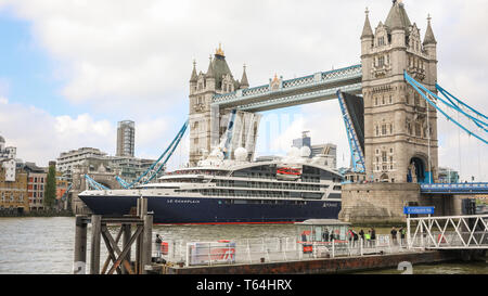 Londra, Regno Unito. 29 apr, 2019. Il Tower Bridge è sollevato per la lussuosa nave da crociera "Le Champlain', azionati da Ponant, attraversare sotto il suo viaggio di andata verso il mare. I turisti e i passanti da prendere scatta del insolitamente grande recipiente. Credito: Imageplotter/Alamy Live News Foto Stock