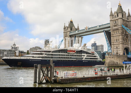 Londra, Regno Unito. 29 apr, 2019. Il Tower Bridge è sollevato per la lussuosa nave da crociera "Le Champlain', azionati da Ponant, attraversare sotto il suo viaggio di andata verso il mare. I turisti e i passanti da prendere scatta del insolitamente grande recipiente. Credito: Imageplotter/Alamy Live News Foto Stock