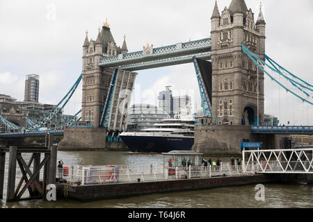 Londra, Regno Unito. 29 apr, 2019. Le Champlain nave da crociera passa sotto il Tower Bridge di Londra.Le Champlain è la seconda nave dell'Ponant esploratori-classe di navi da crociera azionato da Ponant. Ogni membro della classe è stato attribuito il nome di un famoso esploratore francese e le Champlain è chiamato dopo Samuel de Champlain, "il padre della Nuova Francia". Credito: Keith Larby/Alamy Live News Foto Stock