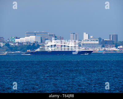 Sheerness, Kent, Regno Unito. Il 29 aprile, 2019. La nave di crociera Le Champlain vele passato Sheerness nel Kent, con Southend on Sea nella distanza. Credito: James Bell/Alamy Live News Foto Stock
