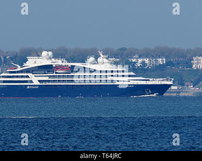 Sheerness, Kent, Regno Unito. Il 29 aprile, 2019. La nave di crociera Le Champlain vele passato Sheerness nel Kent, con Southend on Sea nella distanza. Credito: James Bell/Alamy Live News Foto Stock