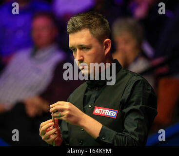 Crucible Theatre, Sheffield, Regno Unito. 29 apr, 2019. Betfred World Snooker Championship, secondo round; Kyren Wilson (ITA) i gessi spunto durante il suo secondo round match contro Barry Hawkins (ITA) Credito: Azione Sport Plus/Alamy Live News Foto Stock