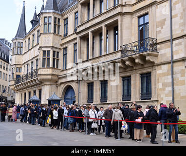 Luxemburg, Lussemburgo. 29 apr, 2019. Numerose persone a stare di fronte al palazzo del Lussemburgo Granduca la famiglia per un addio a Lussemburgo l'ex Granduca Jean. Il corpo è stato stabilito per cinque giorni nel Grand Ducal Palace nella capitale. Credito: Harald Tittel/dpa/Alamy Live News Foto Stock