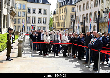 Luxemburg, Lussemburgo. 29 apr, 2019. Numerose persone a stare di fronte al palazzo del Lussemburgo Granduca la famiglia per un addio a Lussemburgo l'ex Granduca Jean. Il corpo è stato stabilito per cinque giorni nel Grand Ducal Palace nella capitale. Credito: Harald Tittel/dpa/Alamy Live News Foto Stock