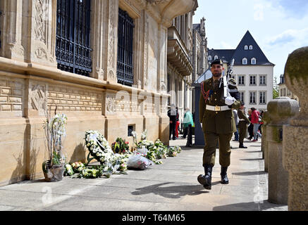 Luxemburg, Lussemburgo. 29 apr, 2019. Una guardia passi di fronte al Palazzo del Granduca del Lussemburgo. Il corpo del primo Granduca Jean è stabilito nel palazzo per cinque giorni. Credito: Harald Tittel/dpa/Alamy Live News Foto Stock