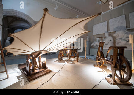 29 aprile 2019, Baden-Wuerttemberg, Tübingen: repliche di da Vinci's macchine sono sul display durante un tour di stampa della mostra "Ex Machina - Leonardo da Vinci le macchine tra scienza e arte' nel Museo dell'Università di Tübingen. Tuttavia, il disegno della bicicletta su cui la replica è basato è un falso. Non si tratta di da Vinci. La mostra che va dal 3 maggio al 1 dicembre 2019, caratteristiche delle repliche di schizzi di da Vinci. Foto: Sebastian Gollnow/dpa Foto Stock