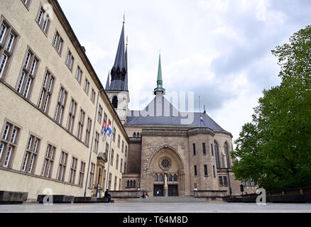 Luxemburg, Lussemburgo. 29 apr, 2019. La cattedrale di Notre Dame a Lussemburgo città. I funerali di stato del defunto ex Granduca Jean si svolgerà qui il 4 maggio 2019. Jean è ivi sepolto nella cripta della tomba principesca. Credito: Harald Tittel/dpa/Alamy Live News Foto Stock