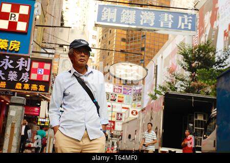 Hong Kong, Cina. Xx Settembre, 2017. Ala di lam-kee ( 63 ) un ex libraio e vittima del 2015 Causeway Bay Bookstore pongono incidente sulla strada sotto il segno della ormai chiuso Causeway Bay Bookstore. Ex libraio segretamente lasciato Hong Kong giovedì scorso aprile-25th 2019, cercano rifugio oltremare eventualmente esiliato in Taiwan.( File foto ) Aprile-29, 2019 Hong Kong.ZUMA/Liau Chung-ren Credito: Liau Chung-ren/ZUMA filo/Alamy Live News Foto Stock