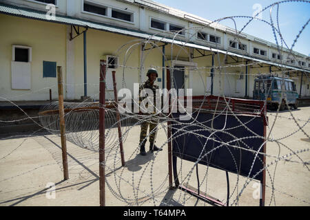 Kulgam, Jammu e Kashmir in India. 29 apr, 2019. Paramilitari indiano uomo visto permanente sulla guardia durante la quarta fase delle elezioni parlamentari in Kulgam, a sud di Srinagar.Nella quarta fase di India elezioni parlamentari indiani, andò a sondaggi per votare nel mezzo di arresto completo e gag di internet. Credito: Idrees Abbas SOPA/images/ZUMA filo/Alamy Live News Foto Stock