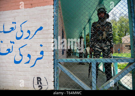 Kulgam, Jammu e Kashmir in India. 29 apr, 2019. Le forze indiane sono visto in piedi in guardia al di fuori di una stazione di polling durante la quarta fase delle elezioni paramilitari in Kulgam, a sud di Srinagar.Nella quarta fase di India elezioni parlamentari indiani, andò a sondaggi per votare nel mezzo di arresto completo e gag di internet. Credito: Idrees Abbas SOPA/images/ZUMA filo/Alamy Live News Foto Stock