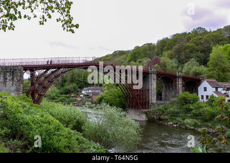 Aprile 27, 2019 - Il ponte di ferro che attraversa il fiume Severn nello Shropshire, è il primo ponte in ferro mai cast e costruito in tutto il mondo. Fu eretta nel 1779 e fu grandemente festeggiato dopo la sua costruzione a causa della utilizzazione del nuovo materiale. Nel 1986, il ponte insieme con il vicino insediamento di Ironbridge e l'Ironbridge Gorge entrò a far parte del Patrimonio Mondiale dell Unesco dell'Ironbridge Gorge, e il sito è diventato una grande attrazione turistica all'interno di Shropshire. Un recente progetto di restauro in 2018 ha sostituito il colore grigio blu con il ponte originale rosso-brow Foto Stock